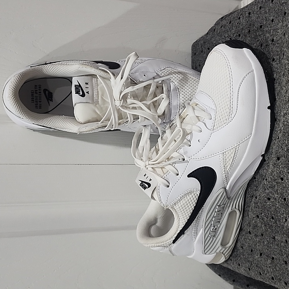 EUC! Women's Nike Air Max Excee Size 7 White and Black